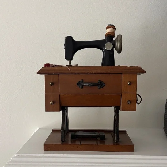 Vintage Sewing Machine Music Box - Picture 1 of 4